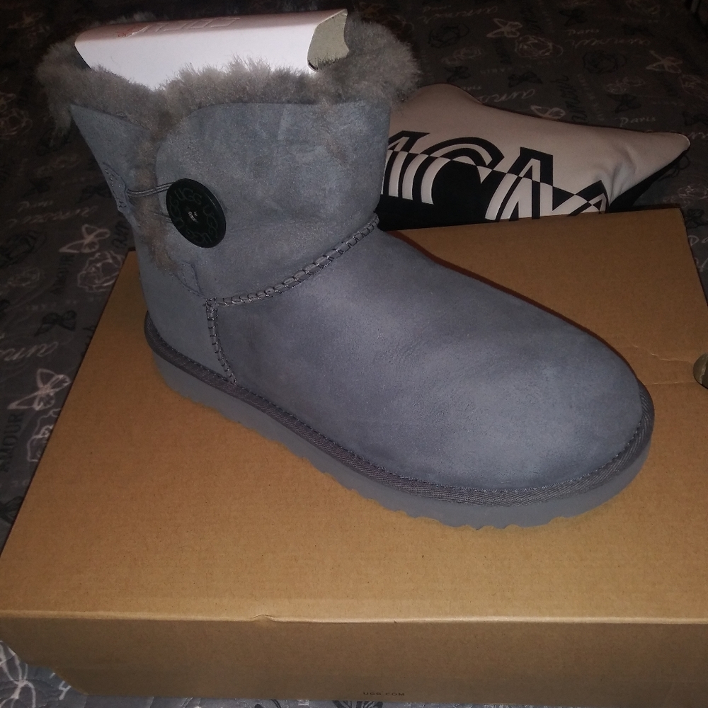 🎊🎉NWT MINI BAILEY UGG BOOTS🎉🎊